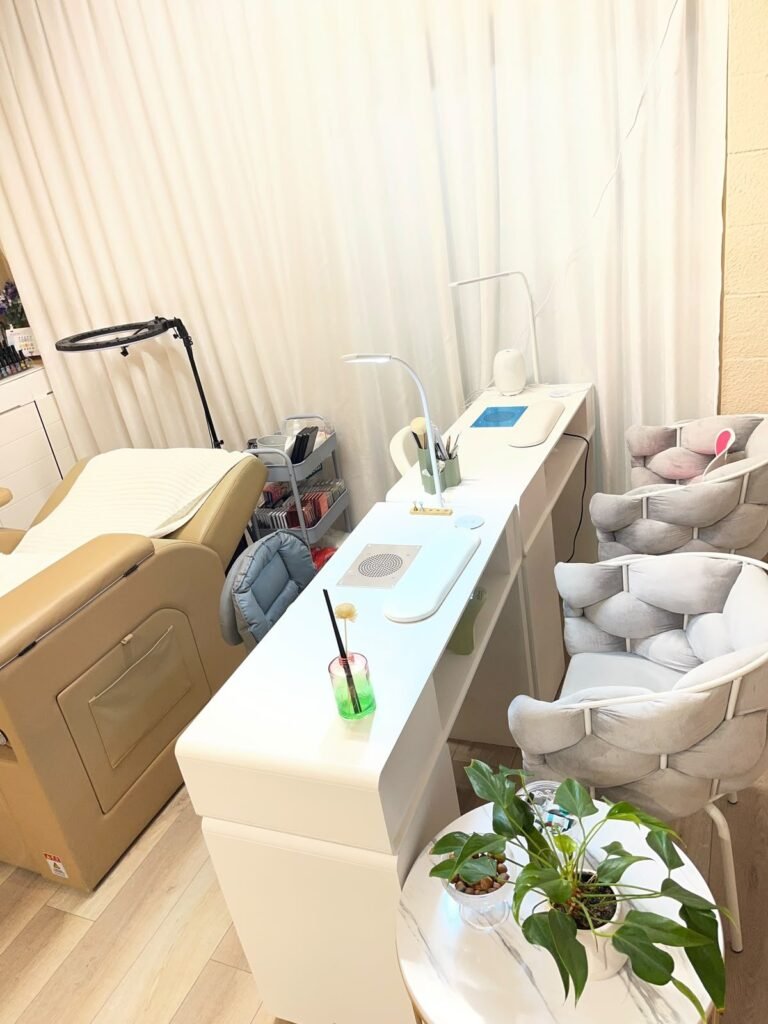 Nail bar